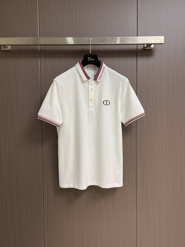 200 Dior 2026Ss早春新品翻领短袖polo，经典帅气时尚，胸前精致Cd刺绣Logo，简约百搭款。高档面料 不仅挺括，保持潮流的廓形，又穿着舒适，纱织