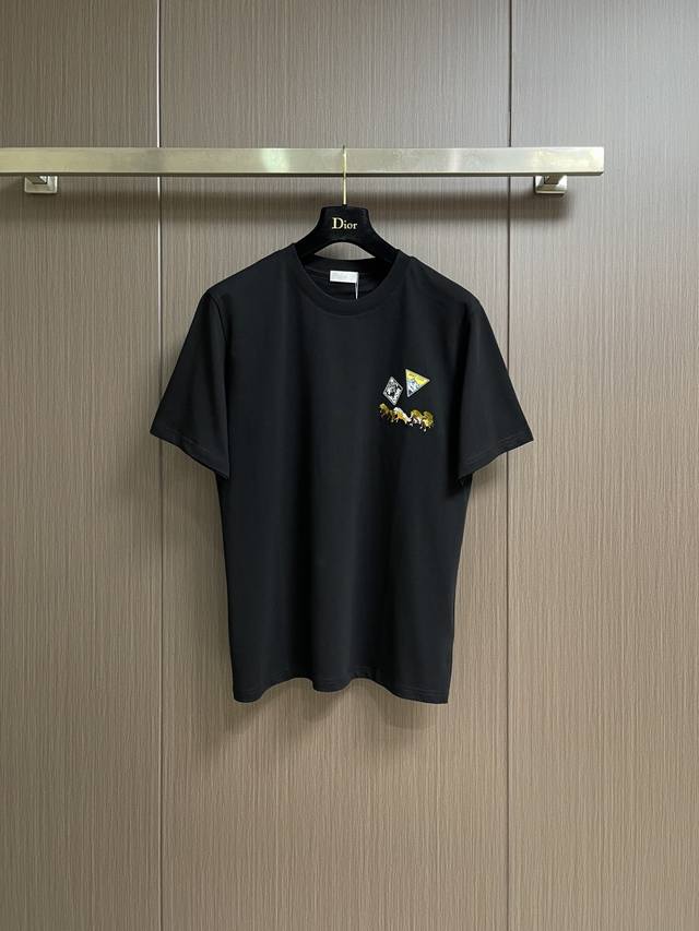 180 Dior 2026Ss夏季新款280克高密度短袖T恤，仔章刺绣，男女同款 采用进口定制定染面料上身舒适密度强 后领锁链底全包肩 过水不变形不缩水。尺码：