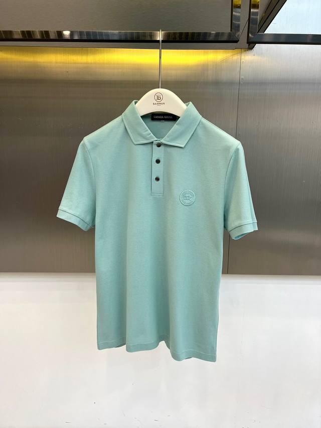 p270 Canada Goose 加拿大鹅、2026春夏新品短袖polo衫，以柔和色调诠释清新活力，经典翻领配三粒纽扣，简约利落。左胸精致圆形刺绣徽标，低调彰