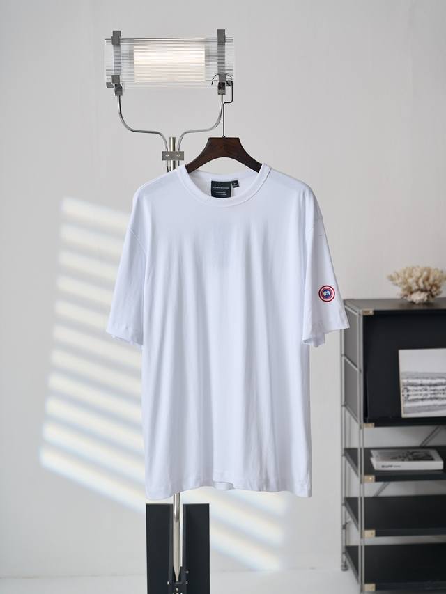 180 实物挂拍 Canada Goose 加拿大鹅手臂徽章刺绣圆领短袖T恤 现货 S M L Xl 定制极地云感针织棉 细腻垂坠 舒适透气 以月光白为底 凝北