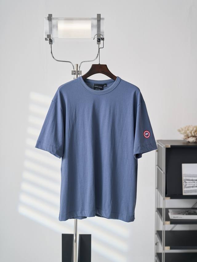 180 实物挂拍 Canada Goose 加拿大鹅手臂徽章刺绣圆领短袖T恤 现货 S M L Xl 定制极地云感针织棉 细腻垂坠 舒适透气 以超氧蓝为底 凝北