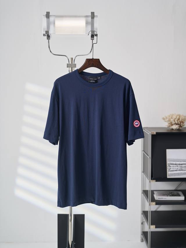 180 实物挂拍 Canada Goose 加拿大鹅手臂徽章刺绣圆领短袖T恤 现货 S M L Xl 定制极地云感针织棉 细腻垂坠 舒适透气 以蔚洋蓝为底 凝北