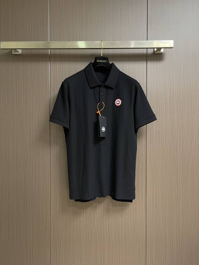 210 Canada Goose 徽标短袖polo衫。定制雾屿奢韧双珠地 柔糯挺括 舒适透气 以云絮本白为底 如晨雾初绽于肌理 尽显纯粹而有力量的极简美学 胸前
