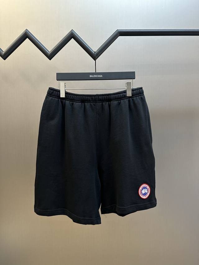 p200 Canada Goose 徽标短裤 定制云感精棉毛圈面料，暗夜曜石黑为底，如极夜般沉静深邃，经典Canada Goose徽标以立体刺绣轻缀裤身，红白蓝