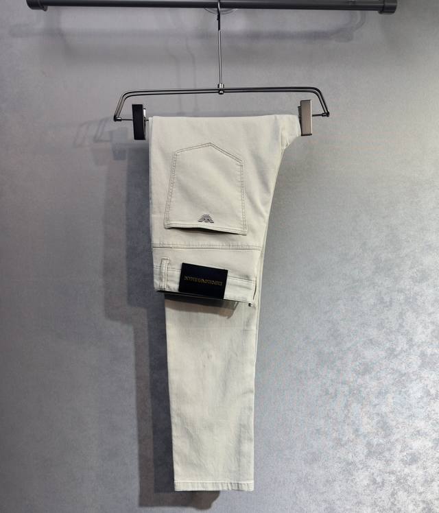 p330Armani 阿玛尼 26年新款牛仔裤专柜热销款 品味与价值共享 身穿着非常舒适 低调不失奢华 穿出去非常有档次,裤型款式和裁剪亦无需多言 上身精致跃然