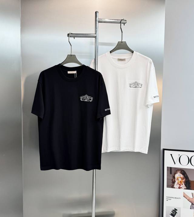 220 Bottega Veneta新款T恤.宝缇嘉标志性的低调美学为核心，用复古花体刺绣重塑品牌标识。甄选意大利进口高支纯棉面料打造松弛廓形，黑白双色搭配细腻