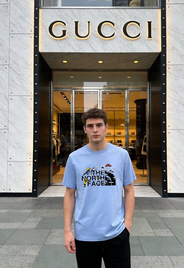 240 The North Facexgucci联名丝光棉T恤Thenorthface和Gucci联名T恤，190G丝光棉面料.柔软舒适.爽滑透气.胸前正面印有