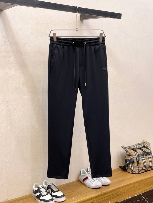 开春新品 p270 阿玛尼 新品 春夏26Ss休闲裤金典再次出现，原单订制高品质时尚休闲裤。超级百搭款。独家定制面料，挺阔有型，贴身舒适。原版定制专柜最新五金辅