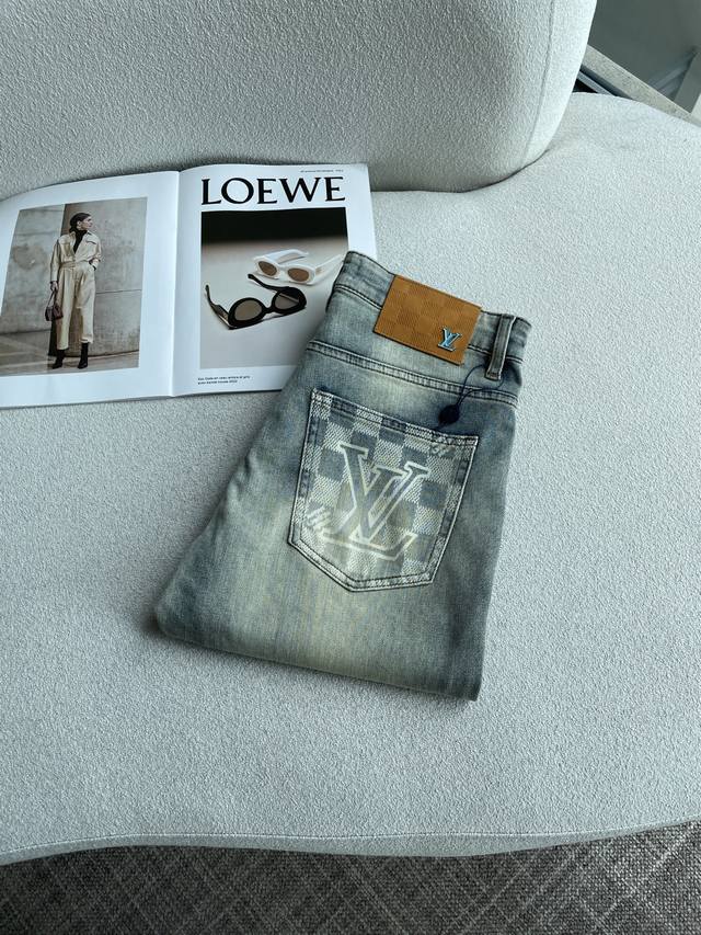 p180 Lv 专柜最新同款牛仔裤 面料版型做工绝绝子 好穿不挑身材在搭配上没有太多的限制 随意简洁的衬托其他单品，来展现自己的风格姿态～ 可以百搭任何风格的单