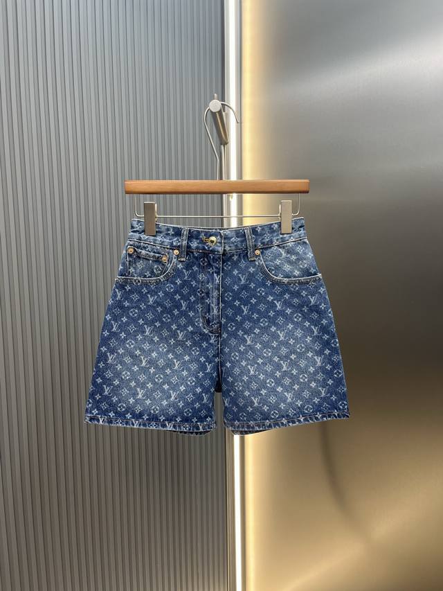p270 Louis Vuitton 经典Monogram满印牛仔，夏日辣妹穿搭的吸睛利器 满幅品牌标志性老花提花，复古水洗蓝调自带松弛感，高腰A字版型优化身材