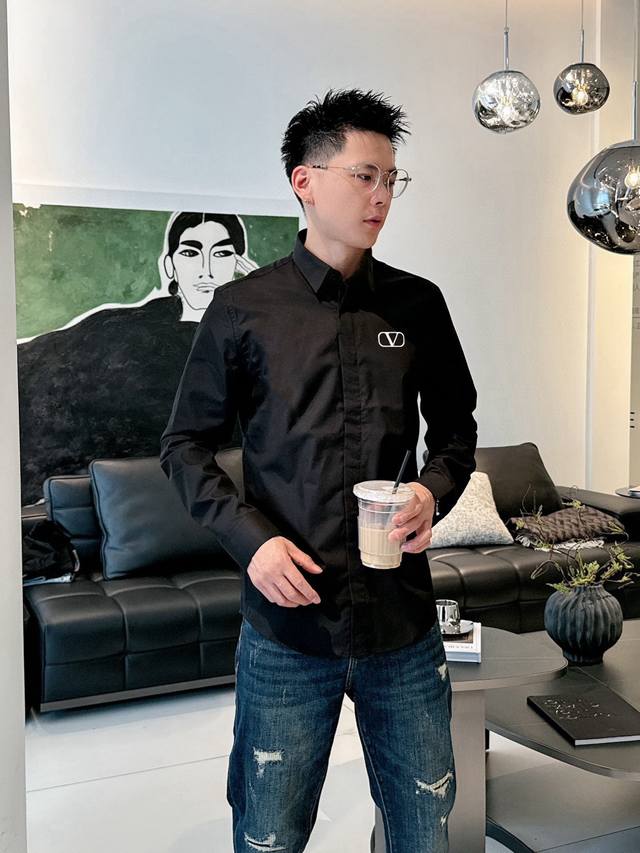 p220 华伦天奴 专柜最新春款男士必备款衬衫，100%天然棉，舒服透气，原单狠货，原版面料，柔软舒适，上身高端又奢华，足够场面的档次，这款衬衫无不骄傲的让你满