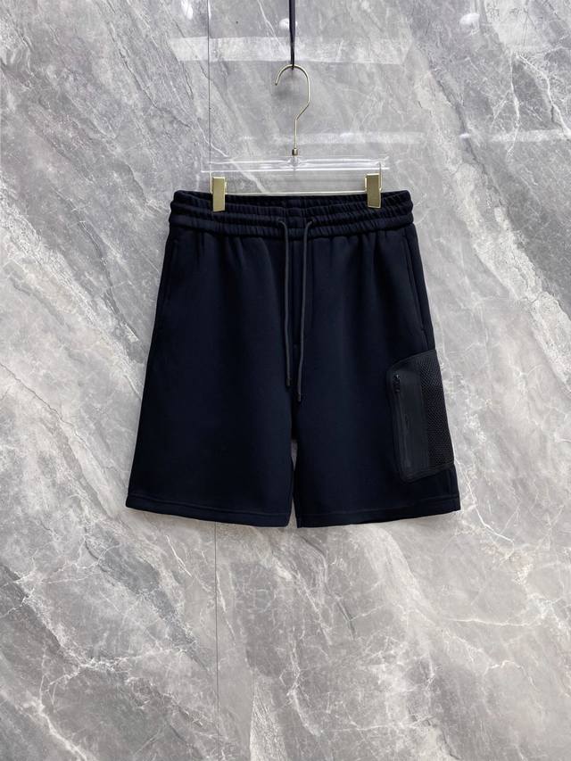 p270 Moncler 蒙口 盟可睐 2026春夏新款 网袋工装休闲卫裤 自带机能运动风的春夏刚需单品,侧边网袋+后袋品牌徽章,把盟可睐的户外奢调拉满 甄选高 p270 Moncler 蒙口 盟可睐 2026春夏新款 网袋工装休闲卫裤 自带机能运动风的春夏刚需单品,侧边网袋+后袋品牌徽章,把盟可睐的户外奢调拉满 甄选高