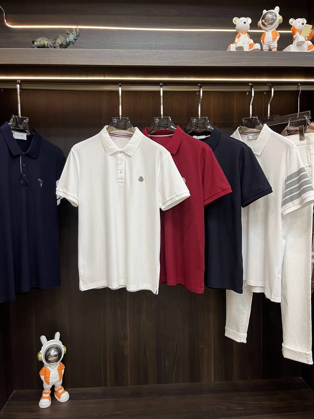 主推p250 Moncler 26Ss早春泽蒙口翻领短袖,穿上就是舒适自在又显瘦的存在,慵懒而随性,结合干净简单的色系就特别耐看,适合日常穿着~倾情推出缀饰活力 主推p250 Moncler 26Ss早春泽蒙口翻领短袖,穿上就是舒适自在又显瘦的存在,慵懒而随性,结合干净简单的色系就特别耐看,适合日常穿着~倾情推出缀饰活力