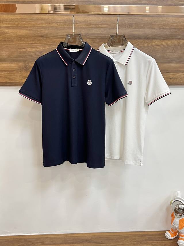 主推p250 Moncler 2026Ss早春新款发布泽蒙口翻领T恤,Logo刺绣,穿上就是舒适自在又显瘦的存在,慵懒而随性,结合干净简单的色系就特别耐看,适合 主推p250 Moncler 2026Ss早春新款发布泽蒙口翻领T恤,Logo刺绣,穿上就是舒适自在又显瘦的存在,慵懒而随性,结合干净简单的色系就特别耐看,适合