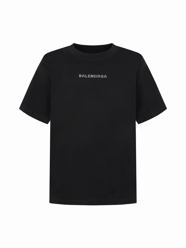 120 Balenciaga 巴黎世家26Ss烫钻短袖 面料采用纯棉精梳棉面料，搭配运动鞋清新舒适 逛街约会都适合 叠穿打底就很有博主范儿了 低调有品位 原版面