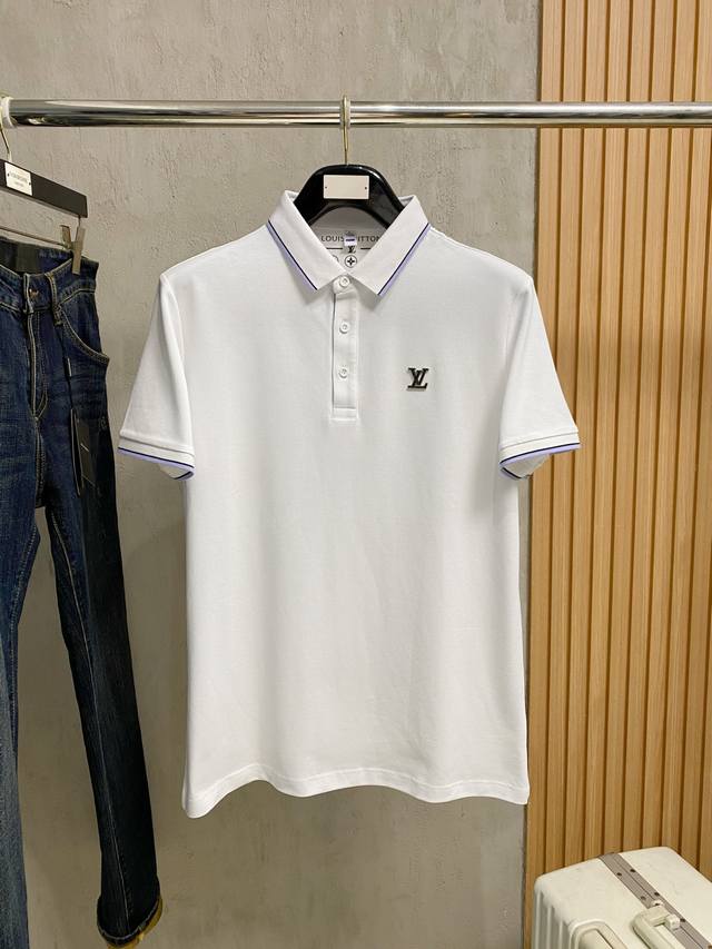 240 Lv 重磅推荐！春夏新品 专柜在售 时尚高端男装polo-胸前Logo个性时尚 进口顶极高密度丝光珠地，极为亲肤舒适 摸上去非常的细腻，质感很好，凉爽透