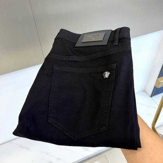 p230 Vers范思哲、2026春夏新品牛仔裤，以利落修身剪裁重塑都市男装美学。经典纯色丹宁面料融合弹力纤维，触感柔软却挺括有型，完美贴合腿部线条呈现流畅轮廓