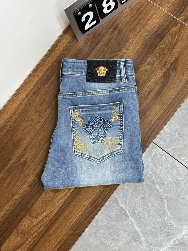 主推p250 Versace 独家专供新款范思哲潮男时尚休闲牛仔裤，高端欧版原单裤子，潮流时尚休闲裤子 透气舒适度高，细节无可挑剔，品牌元素设计理念，体现高品质