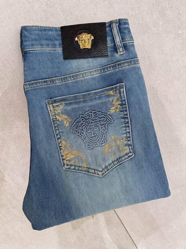 p260 范思哲 2026春夏最新推出男士休闲牛仔裤新品！重工水洗牛仔裤！定制面料和一般牛仔布料比起来，更加柔软舒适！超重工洗水工艺 双工艺洗水 整条裤子，手感