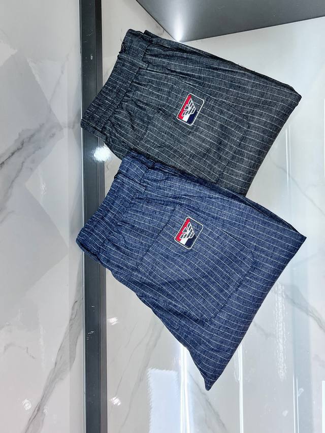 p240 阿玛尼 新品同步上市。原单订制高品质时尚休闲裤。超级百搭款。独家定制面料，手感细腻柔软，贴身舒适，上身超有型！原版定制最新五金辅料。超靓版型、上身显腿