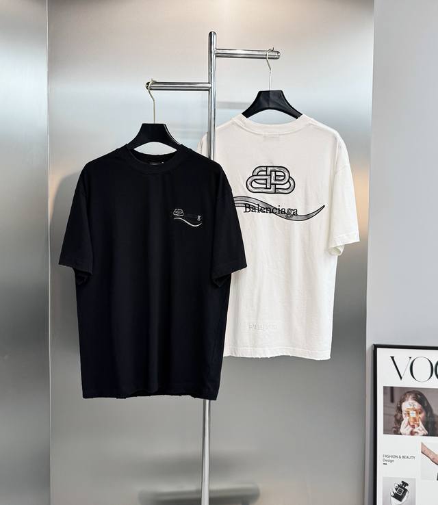 180 Balenciaga巴黎世家潮牌T恤.男女同款胸前基础字母刺绣.背面大面积立体刺绣Logo，辨识度超高！重磅300G纯棉面料，Os版型，穿着舒适透气，日