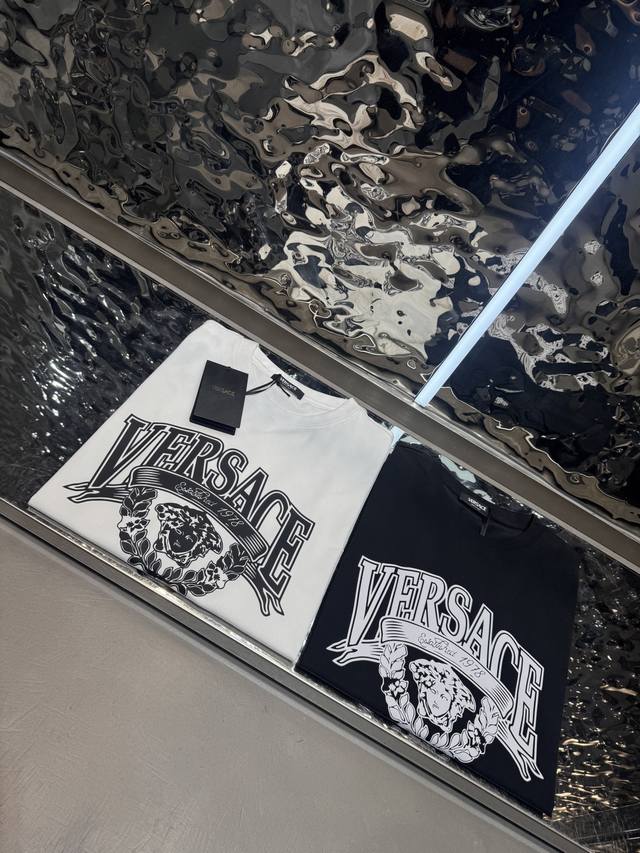 p170 Versace 2026春夏短袖 舒弹冰感棉新款短袖T 版型：常规修身版型 面料优点：舒适 微弹 冰感 挺拔 不缩水 码数：M-4Xl 只有黑白灰宝兰