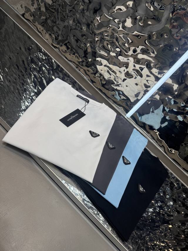 p170 Armani 2026春夏短袖 舒弹冰感棉新款短袖T 版型：常规修身版型 面料优点：舒适 微弹 冰感 挺拔 不缩水 码数：M-4Xl 只有黑白灰宝兰浅