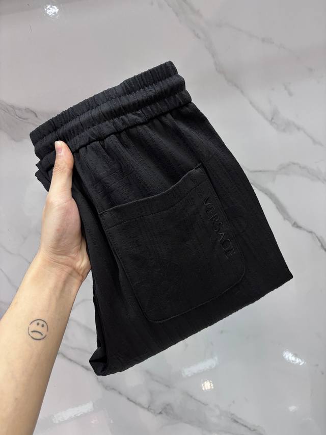 p240 范思哲 新品同步上市。原单订制高品质时尚休闲裤。超级百搭款。独家定制面料，手感细腻柔软，贴身舒适，上身超有型！原版定制最新五金辅料。超靓版型、上身显腿