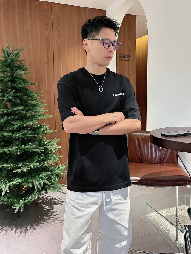 p220 巴黎世家 2026春夏 高阶定制T恤 核心面料：秘鲁进口匹马棉 × 顶级丝光工艺 核心体感：蚕丝般柔滑，卓越透气不闷热 核心工艺：重工立体Logo，专
