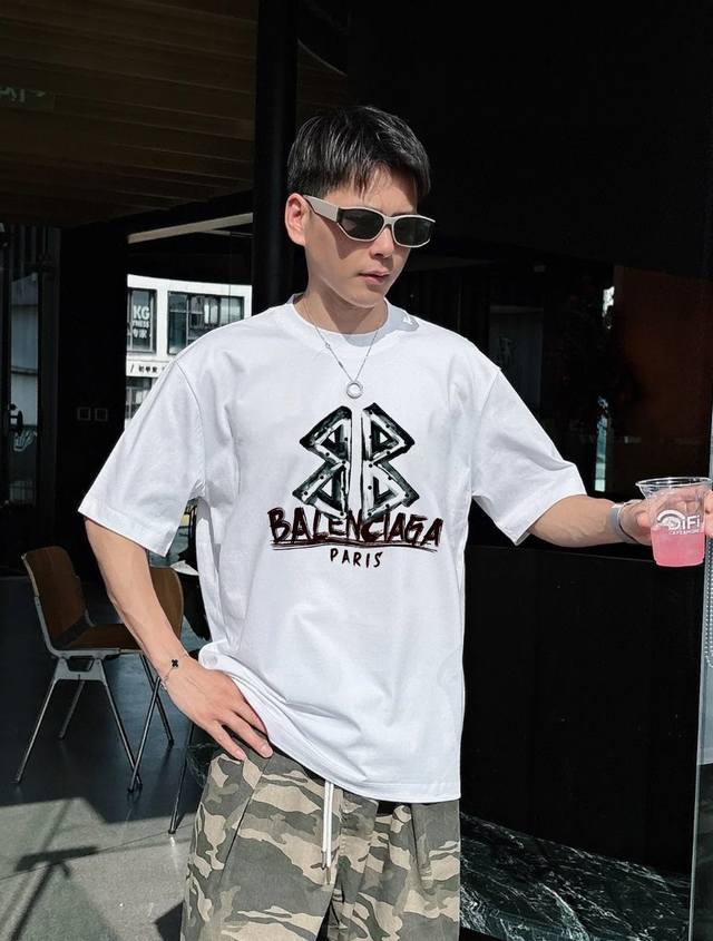 200 Balenciag*巴黎世家新款潮牌T恤.男女同款胸前高字母立体印花设计.字母Logo立体搭配.每个颜色搭配都是不同凡响！质感极好舒适又透气.让人过目难