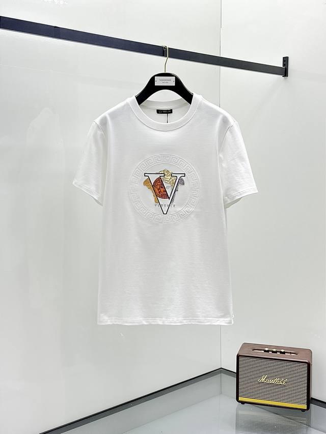 p170 Versace 高端定制 2026春夏新款首发专柜最新款短袖圆领T恤 高端订制 设计前卫时尚！品牌Logo重工艺设计 高端定制丝光云朵棉面料.手感柔软