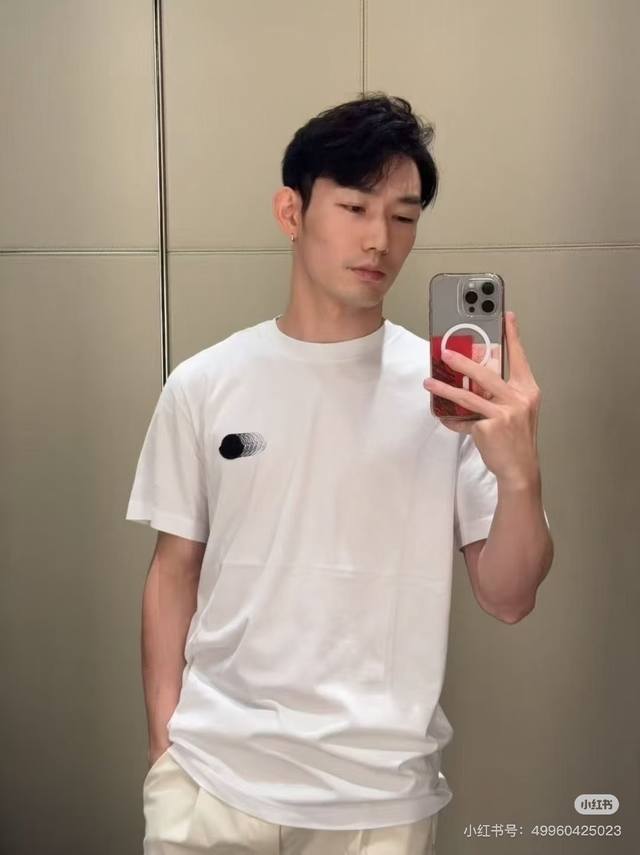 200 Moncler蒙口26S春夏圆领短袖.简单基础款推荐-优选190G100%丝光全棉材质制作而成.质地顺滑细腻.贴身舒适透气亲肤......新款字母烫画.