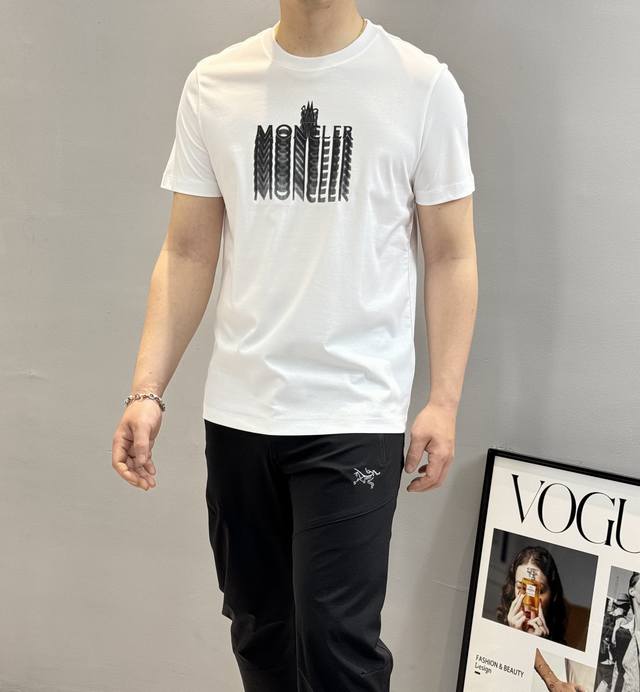 200 Moncler丝光棉T恤.26S夏季新款圆领短袖.品牌图形Logo辨识度鲜明超级走心！选用客供190G丝光棉制成.整件单品的面料质感极佳.着身舒适透气，