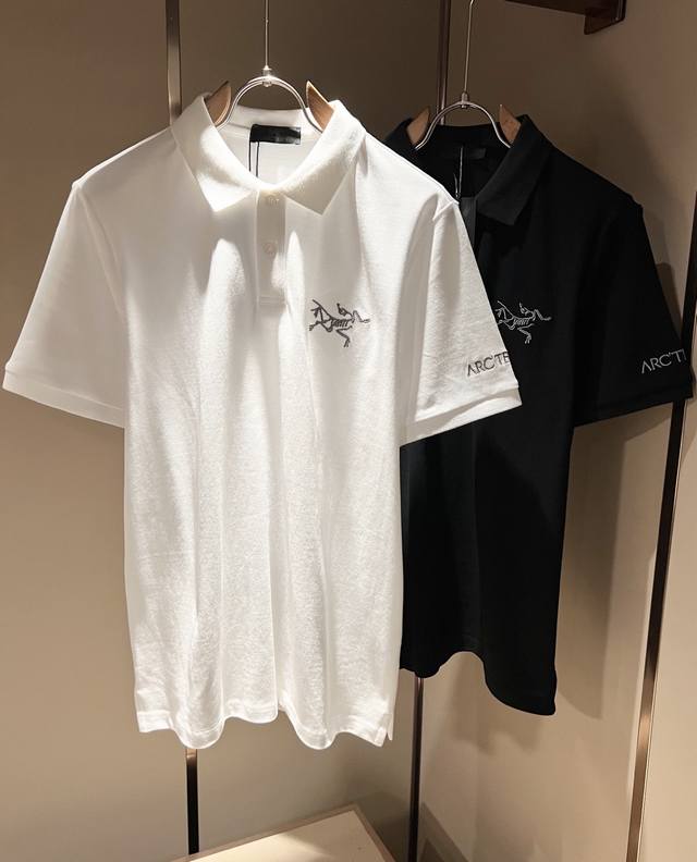 p210 Arcter*X始*祖鸟 2026春夏新款男士短袖polo，户外品牌可能大家第一想到的就是加拿大鹅、始祖鸟。给人一种标签试的感觉！除了在款式设计上颇有
