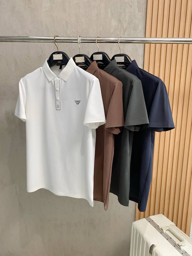 p180阿玛尼顶级品质 定制顶级冰丝短袖polo新品 最新设计款 2026Ss 秀场新品品相非常完美，舒适保暖，三标齐全色泽饱满诱人，非常出彩的设计，轻松将时髦