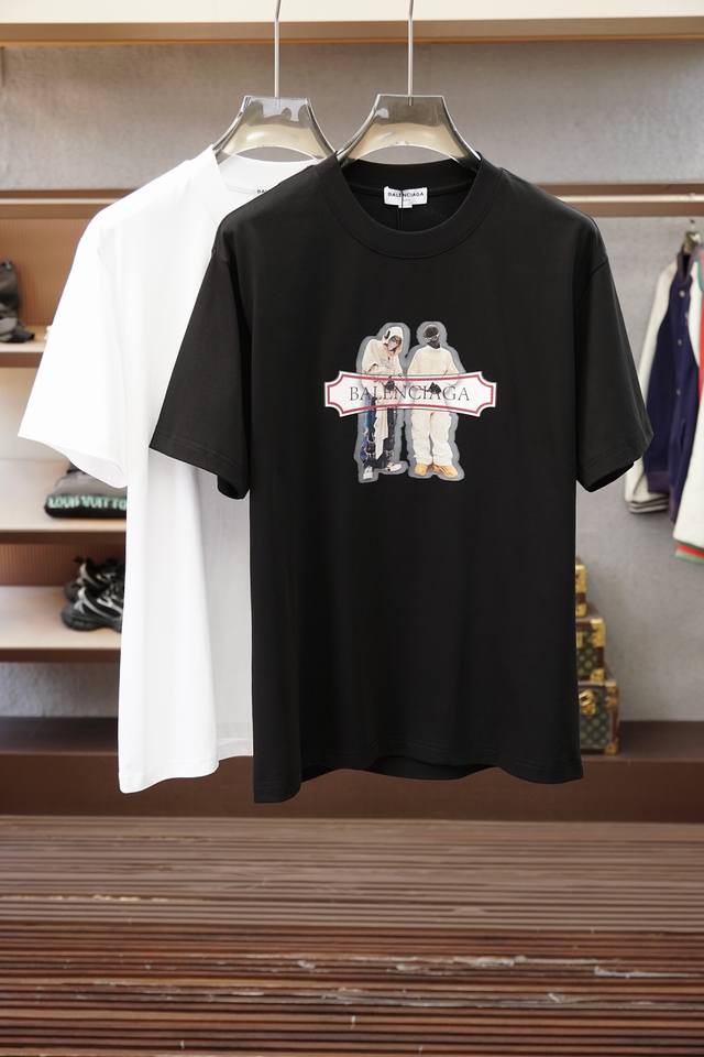 p200 巴黎世家 -Ss26春夏新品，官网1.1 官网1.1最新款，胸前刺绣大Logo字母，满满时尚感，选用高支数高密度皮马棉，上身舒适透气、柔软细腻微弹、高