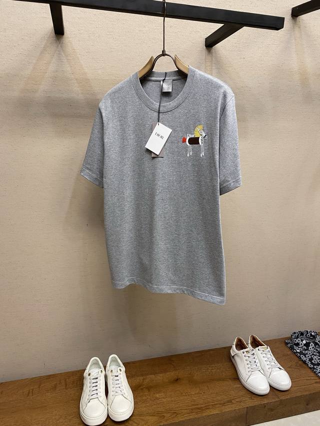 p230Dior ，Cd 2026Fw马年限定特别版 这款 T 恤是二零二六春季男装系列新品，刺饰以 卡通小马标志配以钮扣点缀其中！向 Dior 工坊的精湛工艺