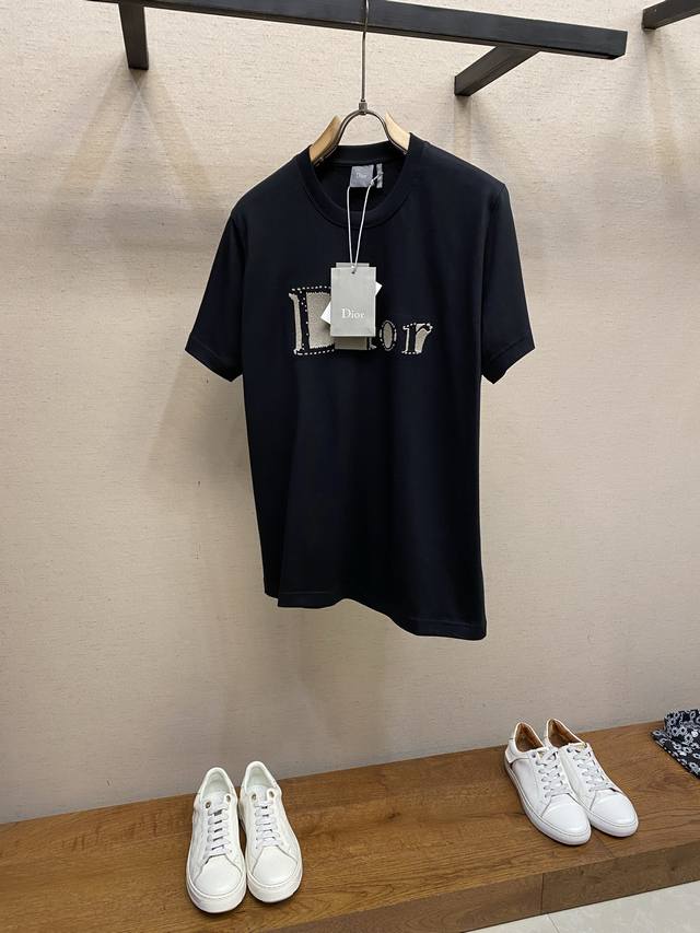 p250Dior Cd 2026Fw 这款T恤是二零二六夏季男装系列新品，是展现 Dio* 精湛工艺的典范之作。采用白色棉质平纹针织面料精心制作，饰以由乔纳森安