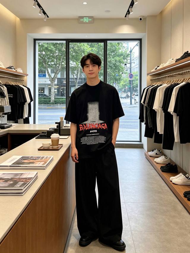 p180。Balenciaga巴黎世家独家专供新款原单男士休闲短袖 高端定制 高端版本 时尚百搭爆款进口面料 手感超柔软细腻 穿着亲肤舒适 高端精品 代工厂p精
