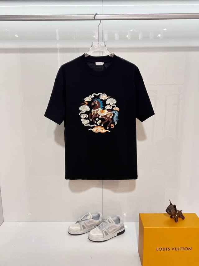 120 Dior 迪奥 高品质320克圆领短袖T恤 品牌经典 拼色万针云朵马匹刺绣字母Logo 2026Ss早春官方同步 高版本 高品质 时尚个性 百搭潮流 纯