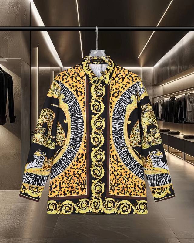 180 Versace 范思哲 爆款来袭 美杜莎宫廷风数码印花长袖衬衫 2025Ss官网新款长袖 衬衫 衬衣，精美印花Logo 高端版本，专柜定制面料 透气舒适