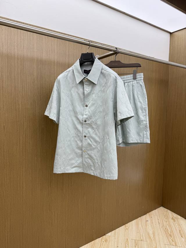 早春p490 套 Lv 独家定制 26Ss春季新款短袖秘翻领短袖短裤套装，棉麻纤维面料短裤套装，上身效果非常棒，休闲度假精品！轻奢风格简约大气！ 尺码：M-Xx