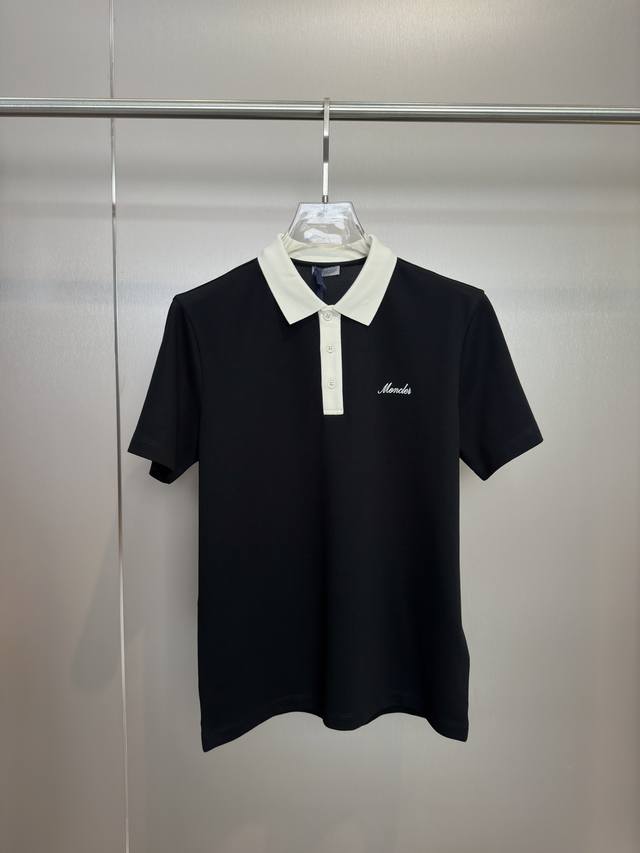 p270 Moncler2026春夏polo衫 Moncler这款短袖面料采用特殊中珠面料表面呈蜂巢状疏孔结构，能快速排汗、散发热量，夏季穿着不闷汗，自带挺括度
