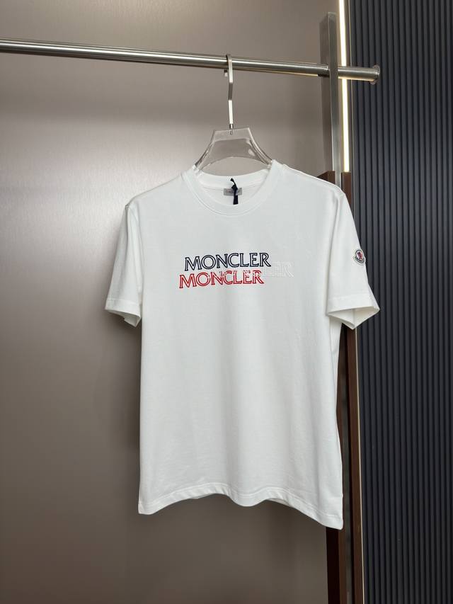 p230 Moncler2026春夏短袖 Moncler这款短袖面料采用新疆长绒棉，纤维长度和强度远超普通棉，面料抗起球、抗拉伸，且透气吸汗，适合夏季穿着。织出