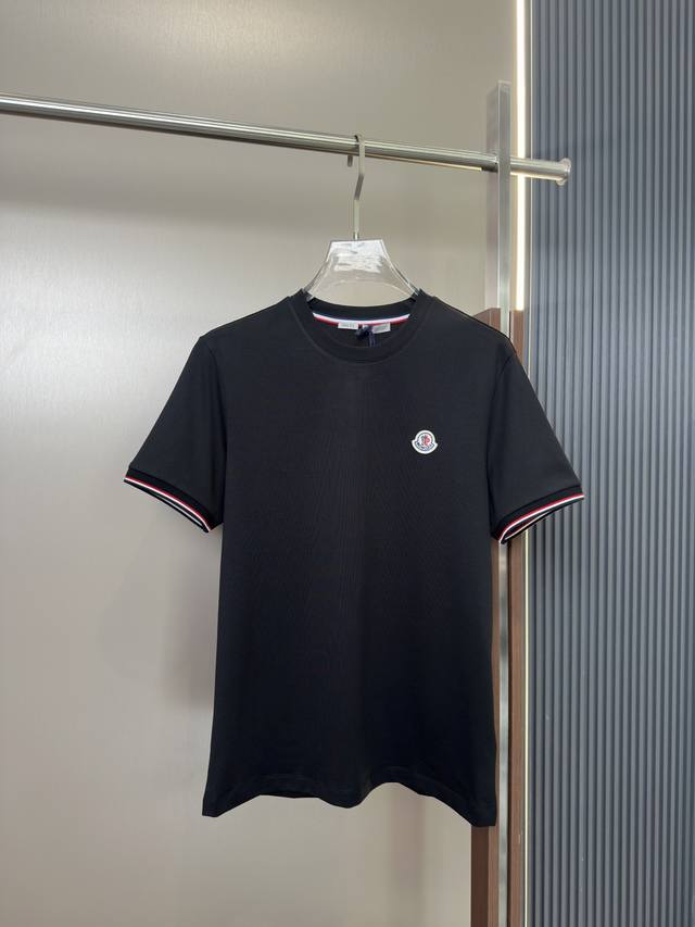 p230 Moncler2026春夏短袖 Moncler这款短袖面料采用新疆长绒棉，纤维长度和强度远超普通棉，面料抗起球、抗拉伸，且透气吸汗，适合夏季穿着。织出