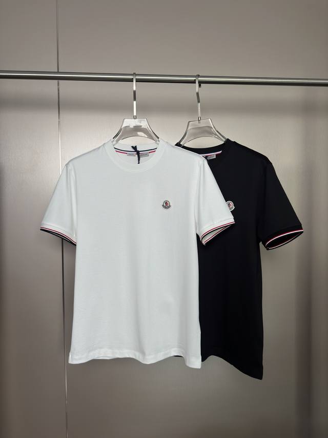 p230 Moncler2026春夏短袖 Moncler这款短袖面料采用新疆长绒棉，纤维长度和强度远超普通棉，面料抗起球、抗拉伸，且透气吸汗，适合夏季穿着。织出