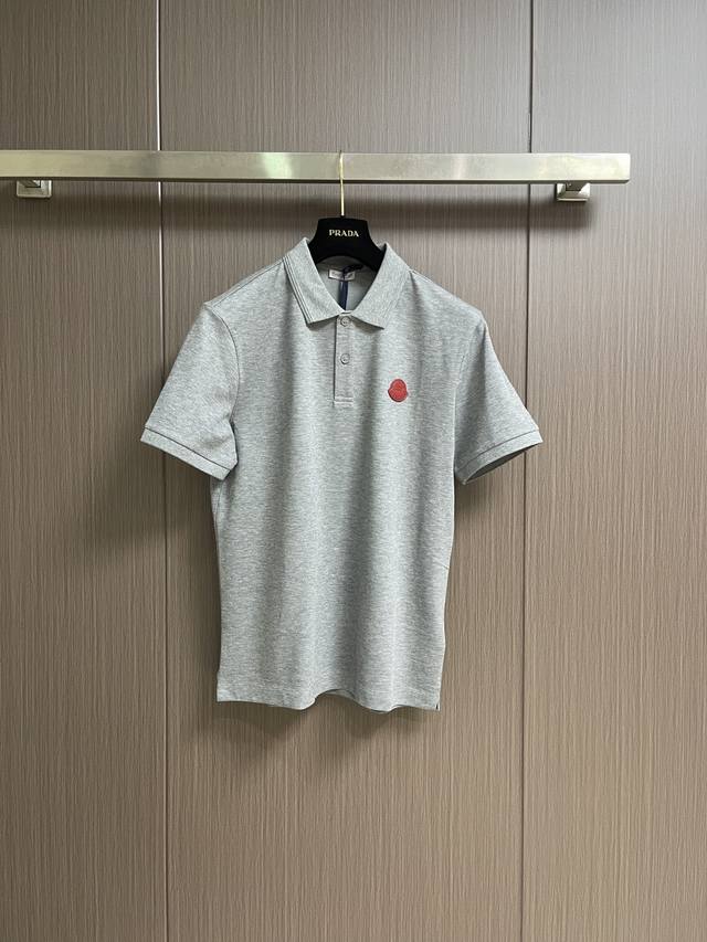 270 Moncler 2026Ss早春新款立体仔章polo衫 短袖马球衫，定制字母标识纽扣，细节到位，采用100％棉质珠地布制成，手感舒适，三标齐全 尺码：4