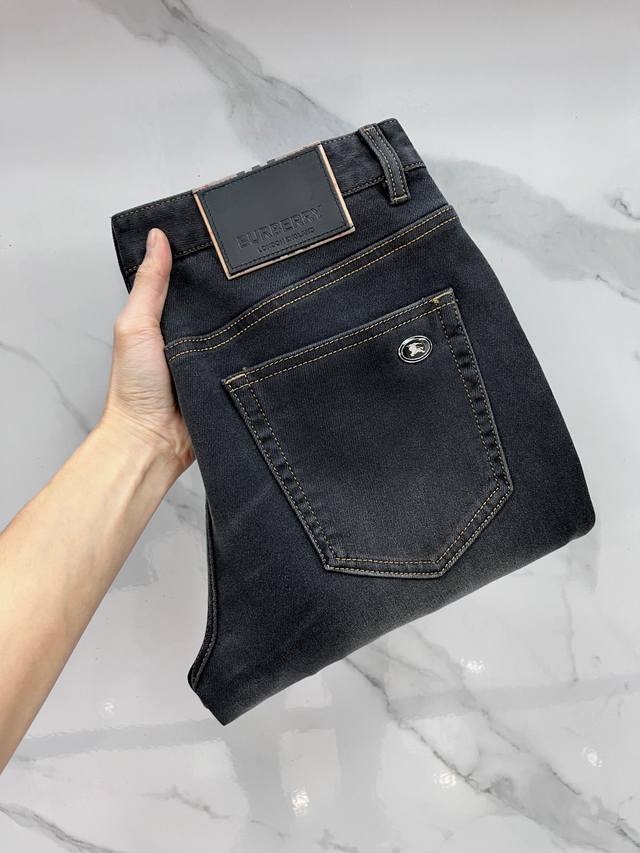 新款 p260 巴宝莉 高端定制、2025早秋最新款牛仔裤 柜台同步发售 原版定制 客供五金辅料 原单品质 进口固色牛仔弹力面料 重工洗水 做工走线精细 上身绝