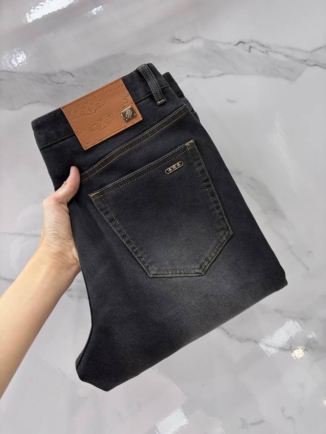 早春新款！ p260 Lv 高端定制、2025早秋最新款牛仔裤 柜台同步发售 原版定制 客供五金辅料 原单品质 进口固色牛仔弹力面料 重工洗水 做工走线精细 上