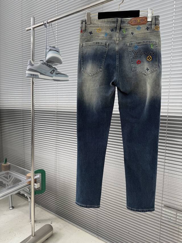 p210 -驴牌 2026春夏新品 男士小直筒水洗牛仔裤，每季必出的类型，无需质疑的热卖王牌单品，符合四季最佳的搭配色号 整体的风格延续了1V家的基调，原版五金